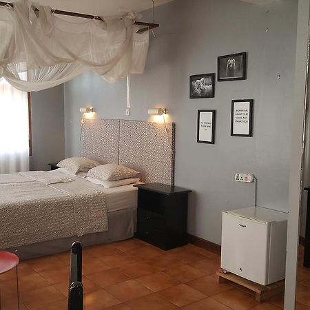 Q-Bar & Guesthouse Darüsselam Dış mekan fotoğraf