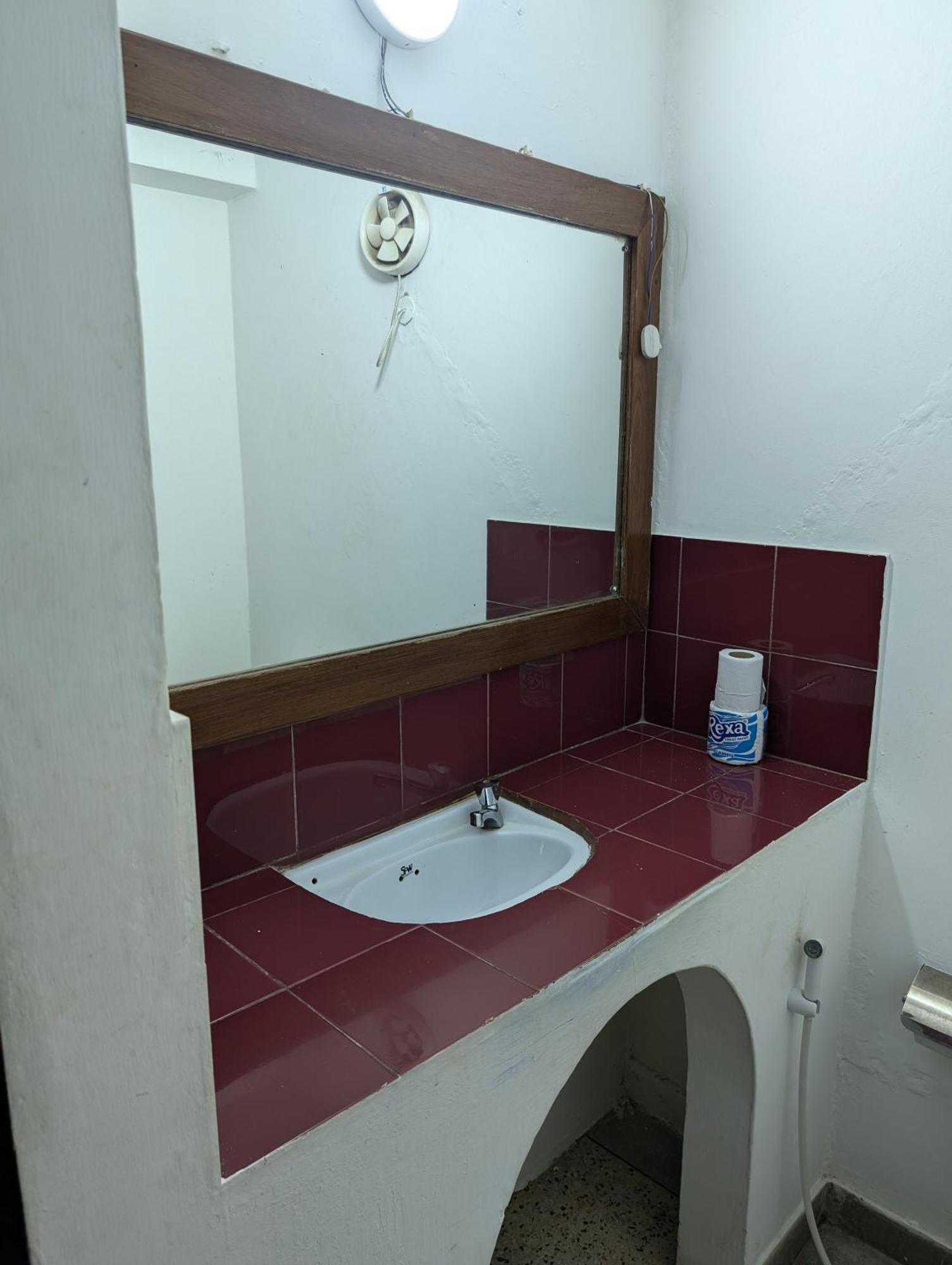 Q-Bar & Guesthouse Darüsselam Dış mekan fotoğraf