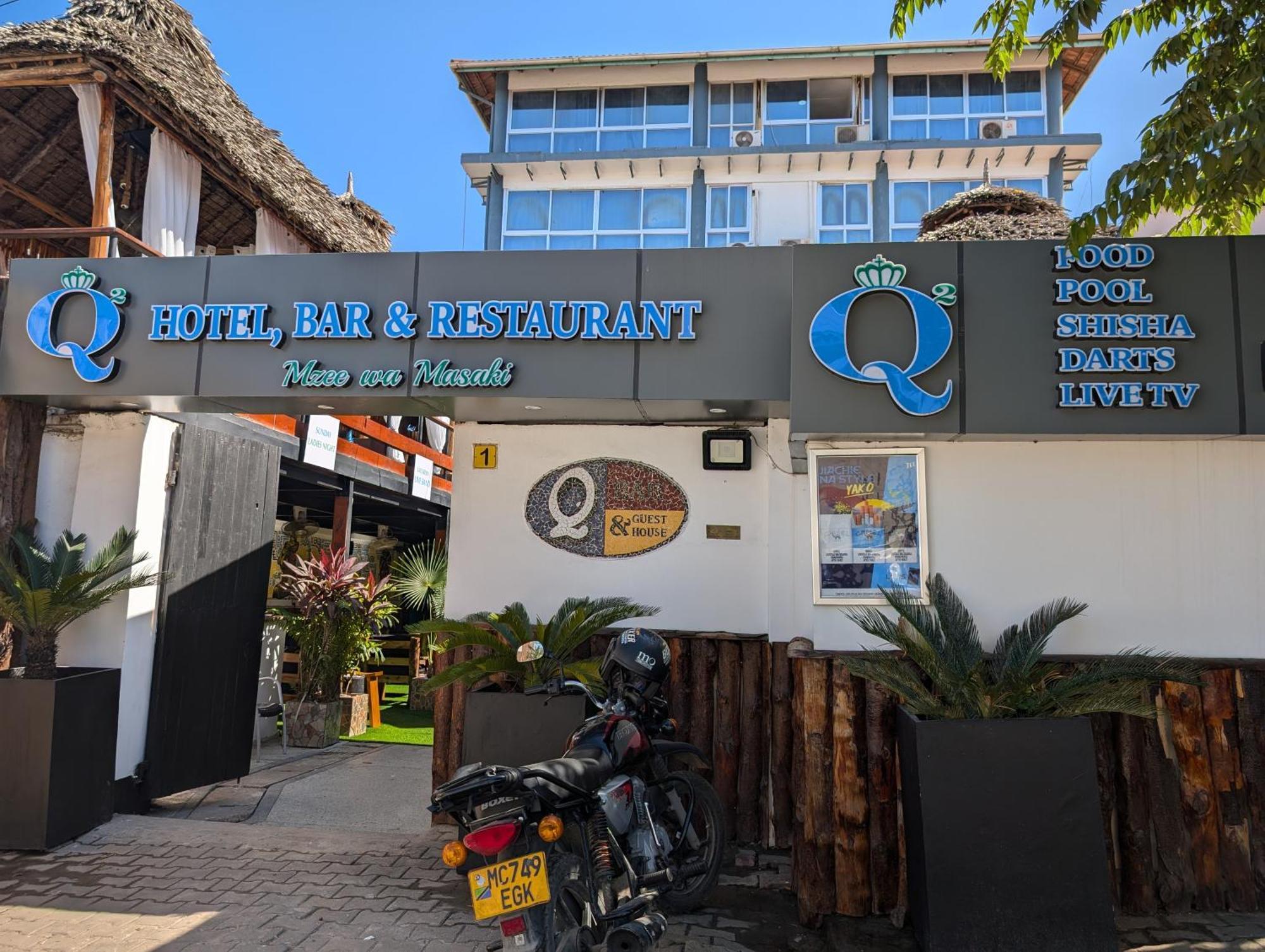 Q-Bar & Guesthouse Darüsselam Dış mekan fotoğraf