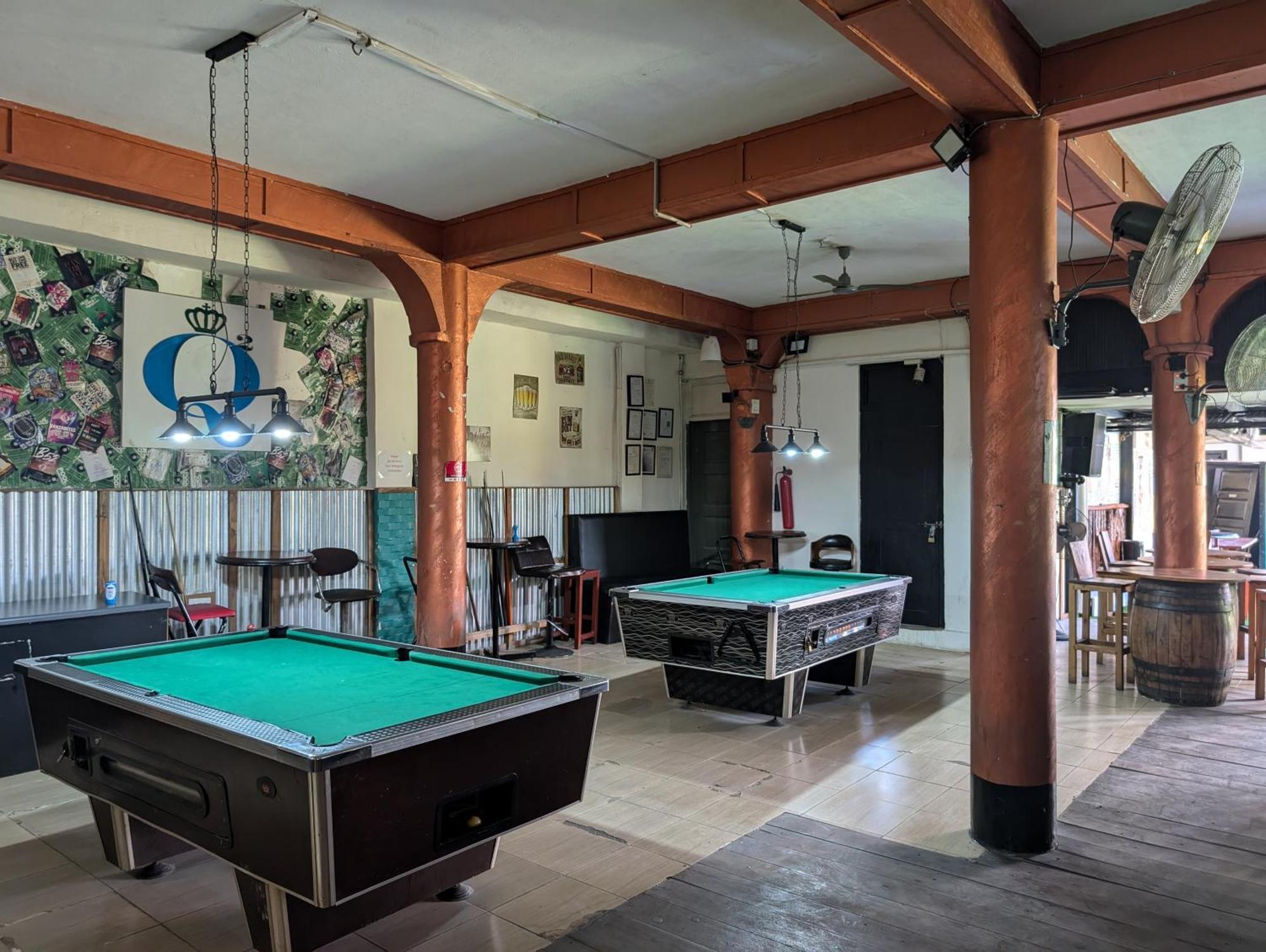 Q-Bar & Guesthouse Darüsselam Dış mekan fotoğraf