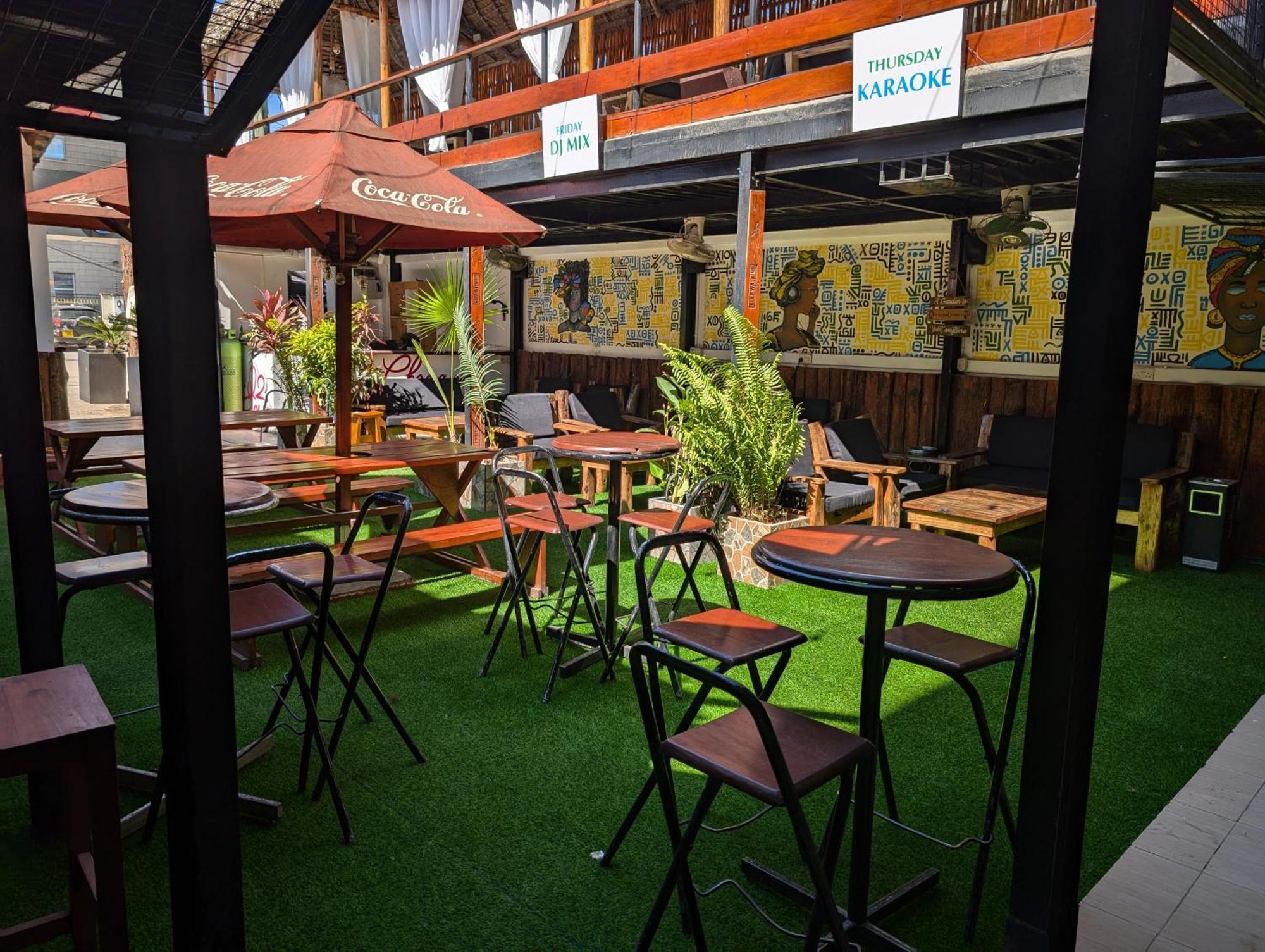 Q-Bar & Guesthouse Darüsselam Dış mekan fotoğraf