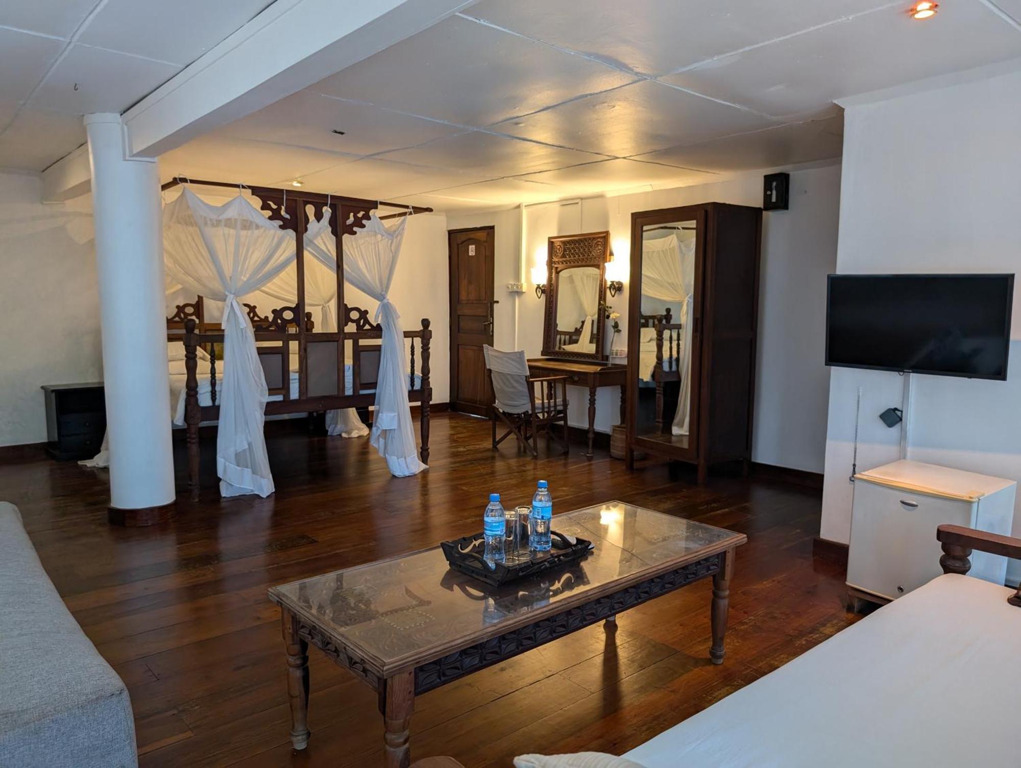 Q-Bar & Guesthouse Darüsselam Dış mekan fotoğraf