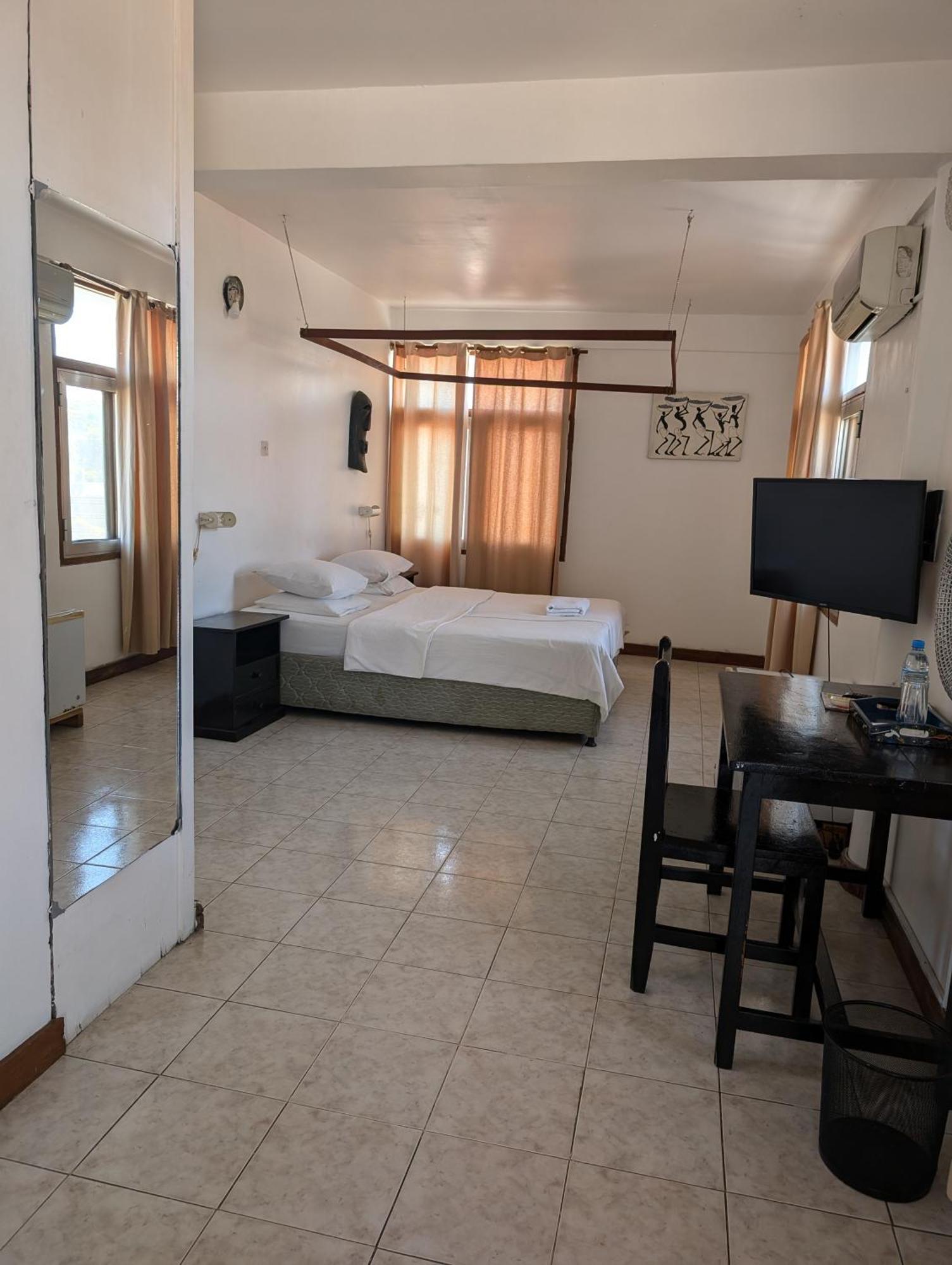 Q-Bar & Guesthouse Darüsselam Dış mekan fotoğraf