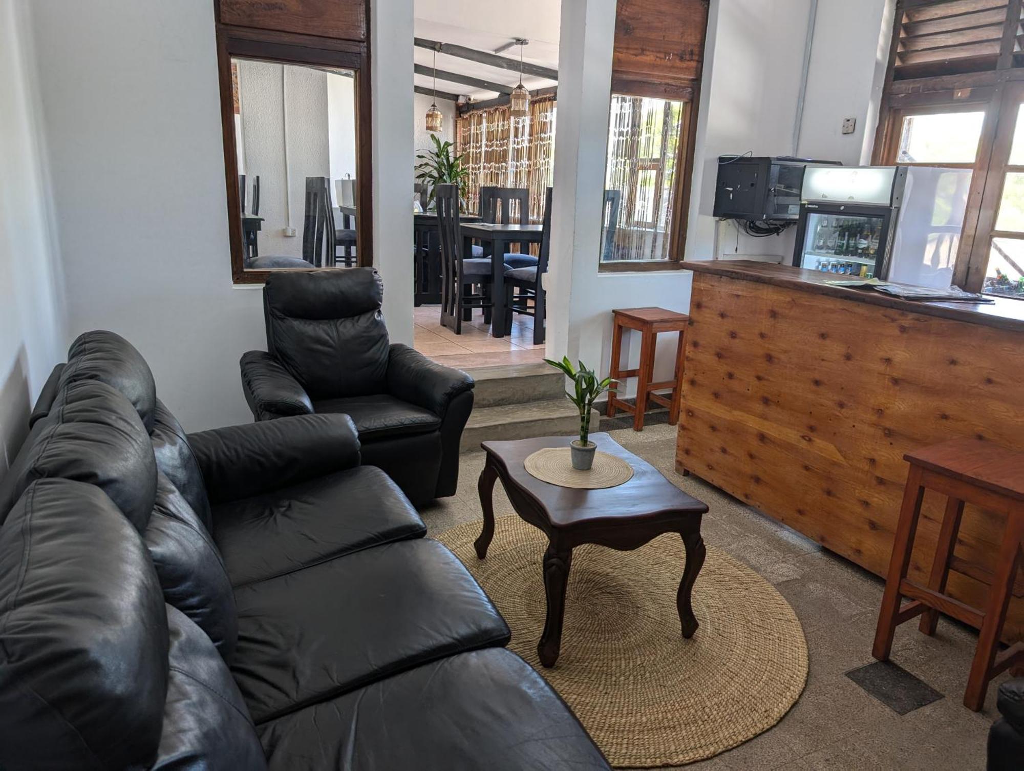 Q-Bar & Guesthouse Darüsselam Dış mekan fotoğraf