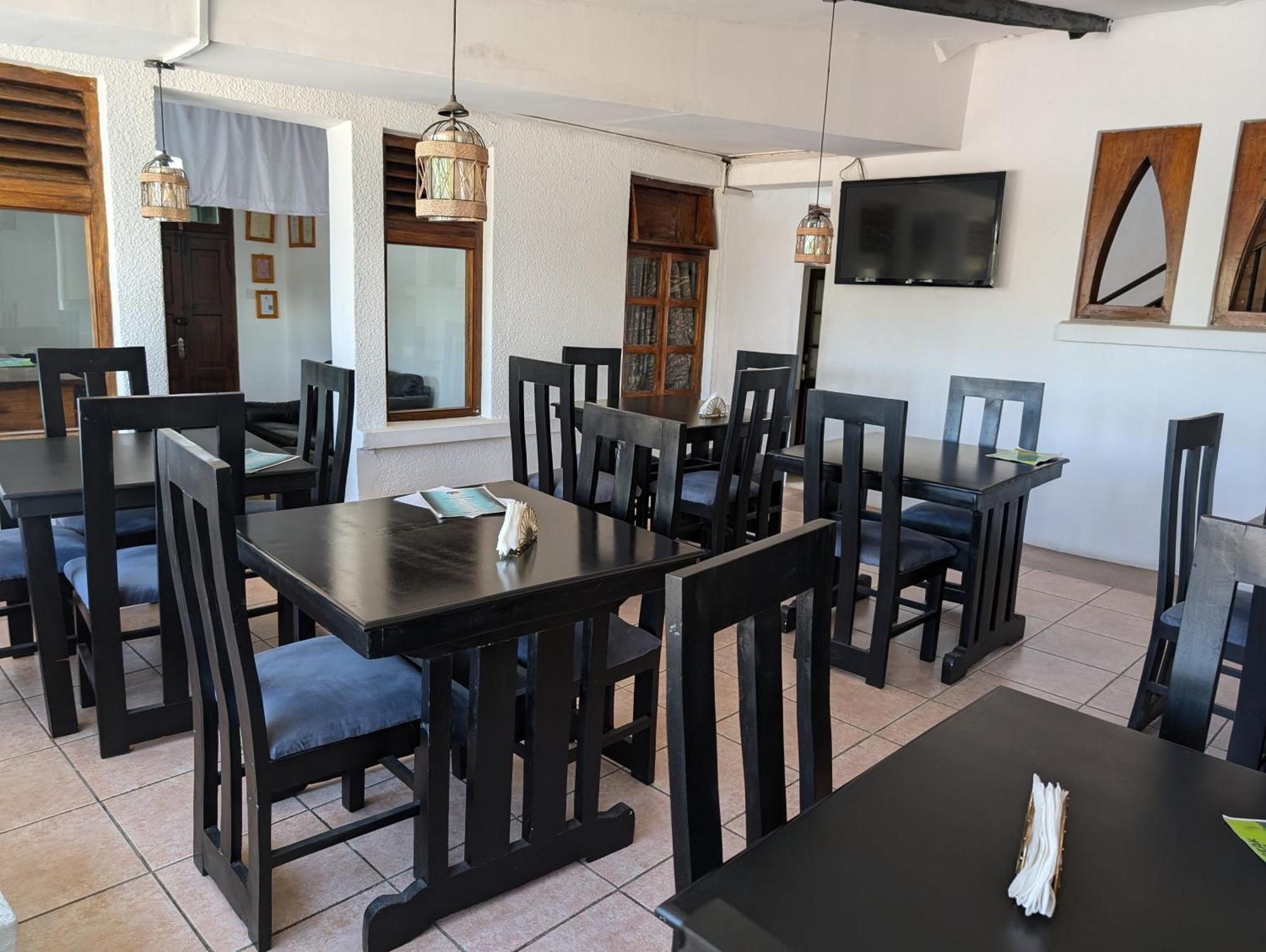 Q-Bar & Guesthouse Darüsselam Dış mekan fotoğraf