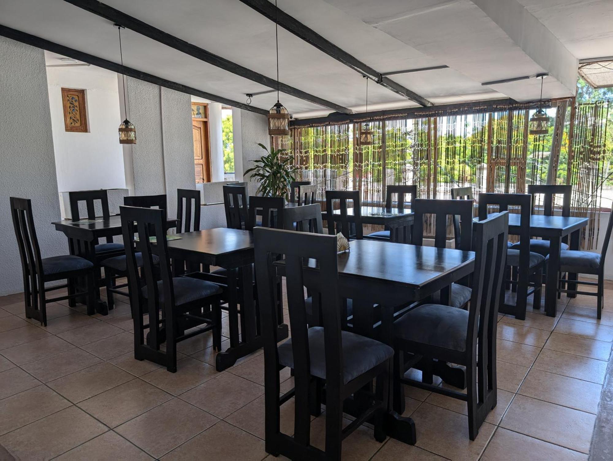 Q-Bar & Guesthouse Darüsselam Dış mekan fotoğraf