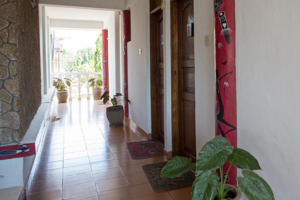 Q-Bar & Guesthouse Darüsselam Dış mekan fotoğraf