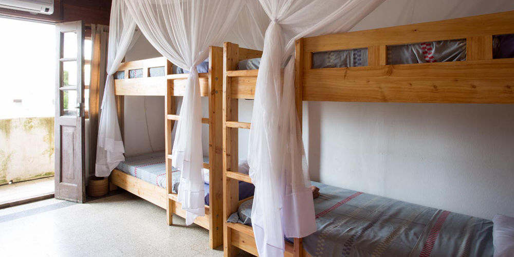 Q-Bar & Guesthouse Darüsselam Dış mekan fotoğraf