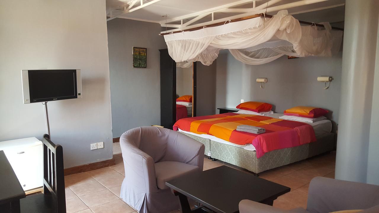 Q-Bar & Guesthouse Darüsselam Dış mekan fotoğraf