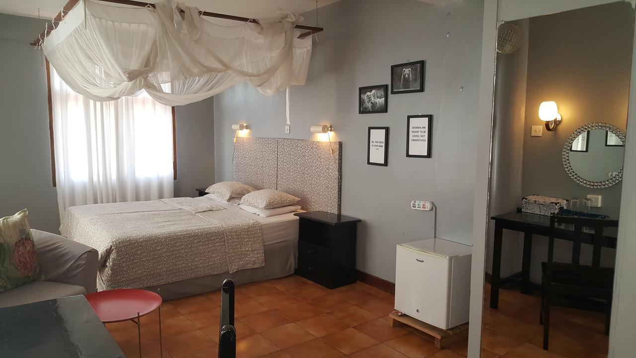 Q-Bar & Guesthouse Darüsselam Dış mekan fotoğraf